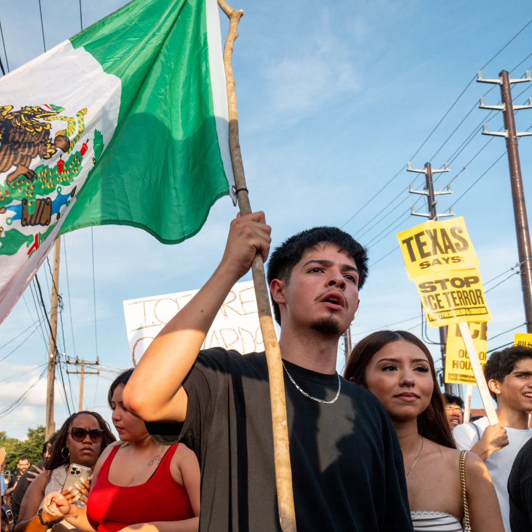 Varias personas rinden homenaje en el lugar donde el inmigrante mexicano Lorenzo Salgado Araujo fue asesinado el 8 de julio de 2026 en Houston, Texas. Foto: AFP